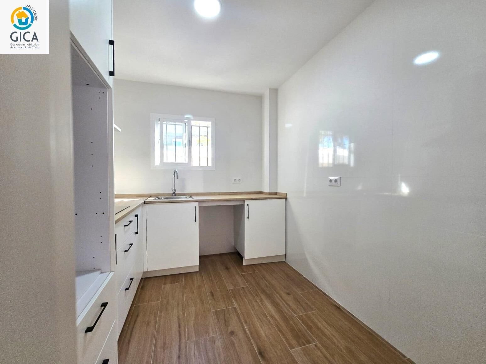 Cuina de Planta baixa en venda en Jerez de la Frontera amb Jardí privat, Traster i Alarma