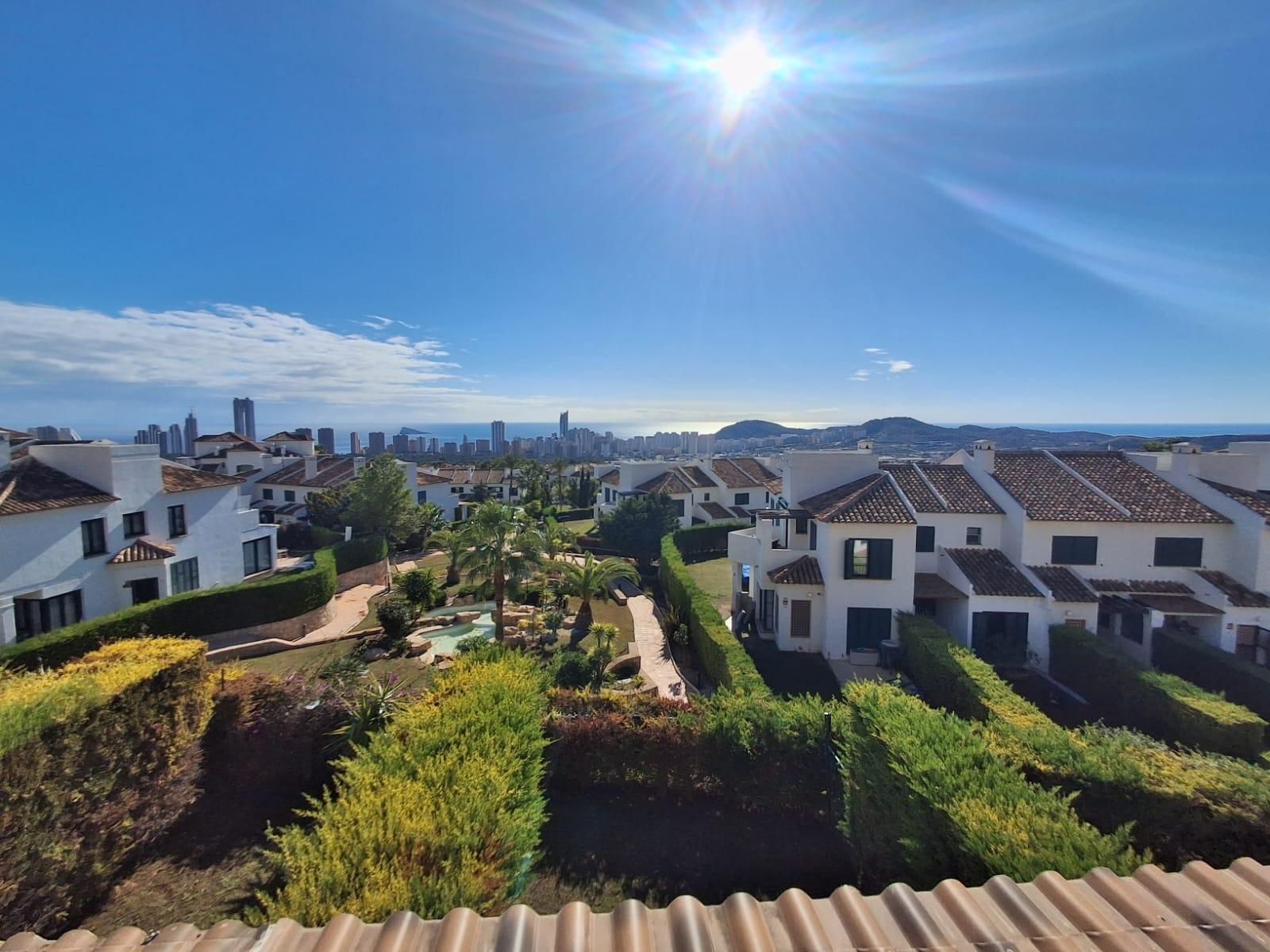 Vista exterior de Casa o xalet de lloguer en Finestrat amb Aire condicionat, Terrassa i Balcó