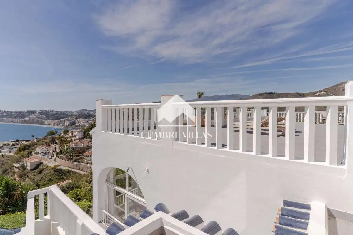 Vista exterior de Casa o xalet en venda en Almuñécar amb Terrassa, Traster i Internet
