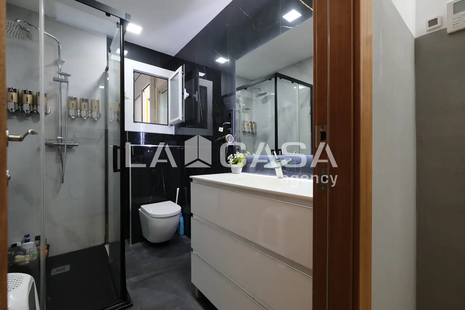 Badezimmer von Wohnung zum Verkauf in Barcelona mit Balkon