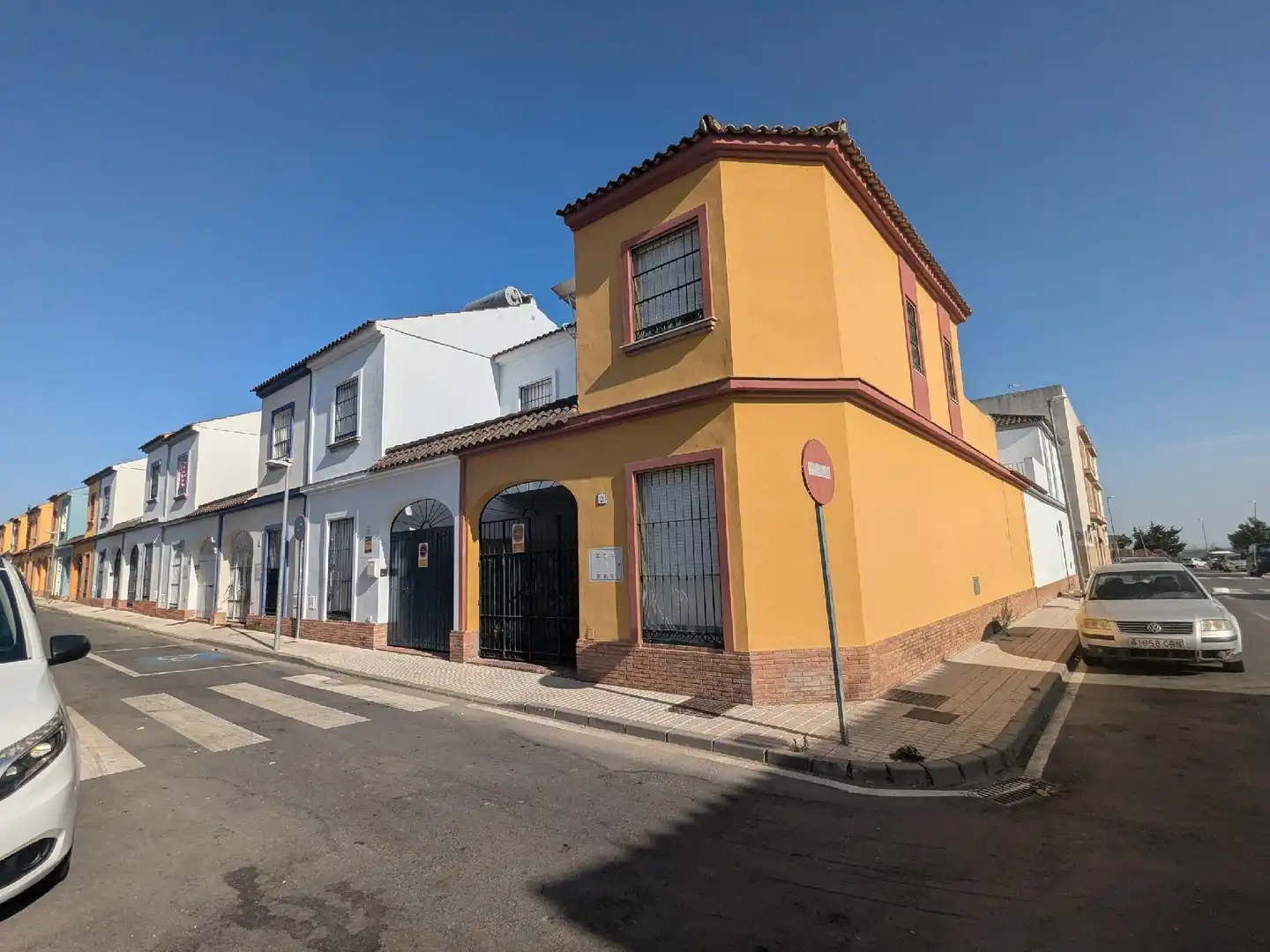 Außenansicht von Einfamilien-Reihenhaus zum Verkauf in Cantillana mit Privatgarten und Terrasse