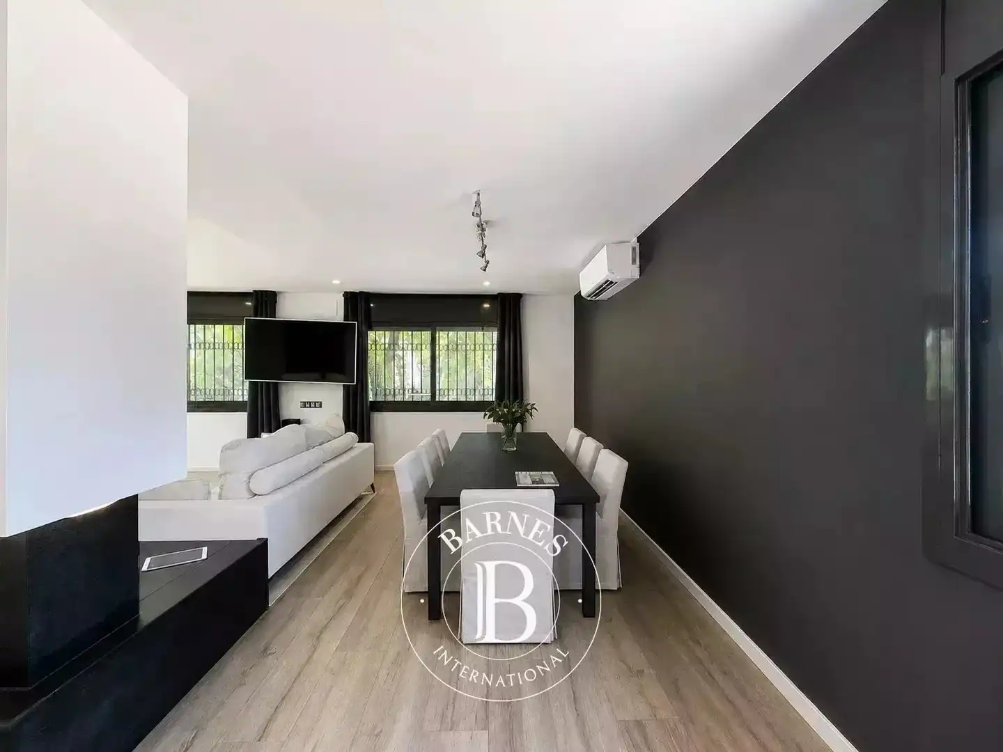 Vista exterior de Casa o xalet en venda en Cerdanyola del Vallès amb Aire condicionat, Calefacció i Jardí privat