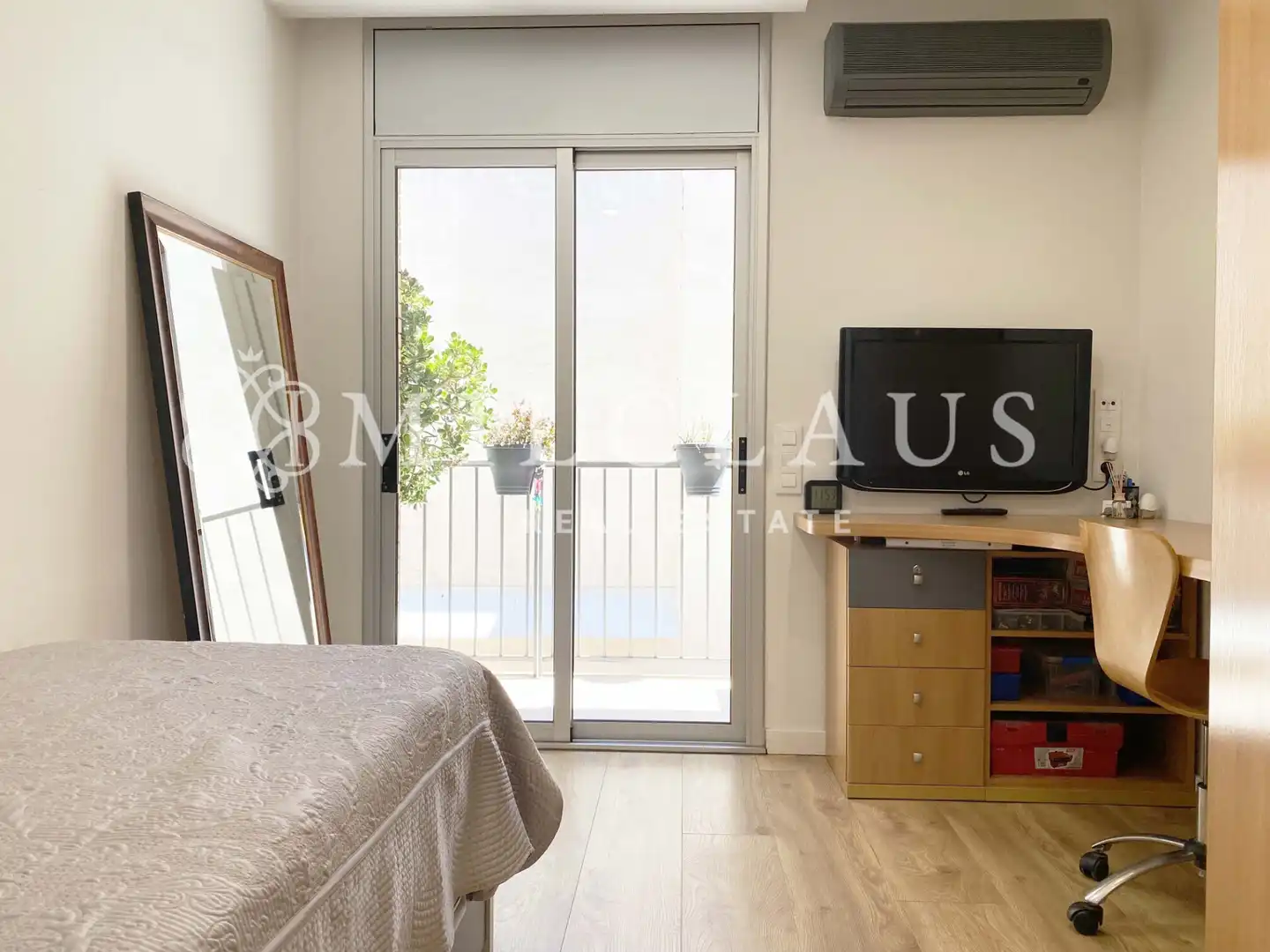 Schlafzimmer von Einfamilien-Reihenhaus zum Verkauf in L'Hospitalet de Llobregat mit Klimaanlage, Heizung und Parkett