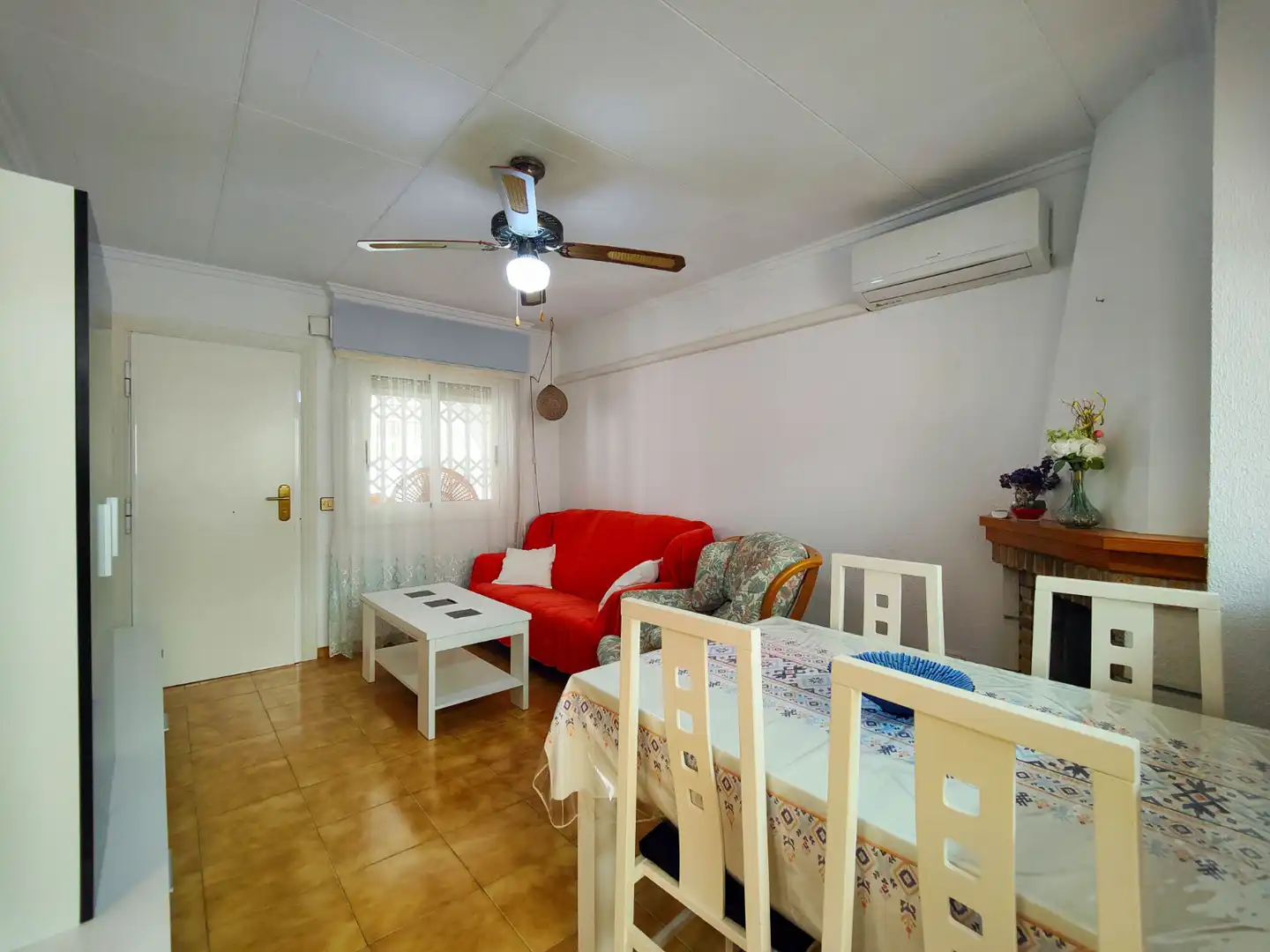 Sala de estar de Casa adosada de alquiler en Torrevieja con Aire acondicionado, Jardín privado y Terraza