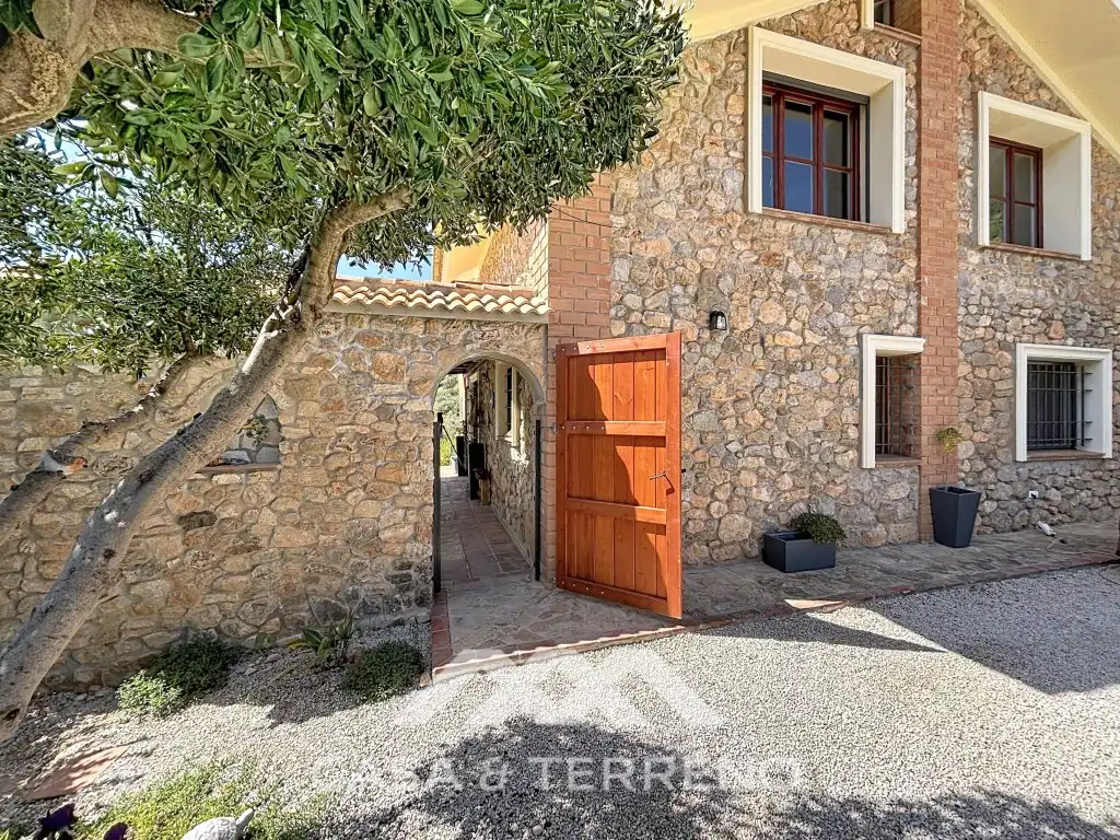 Vista exterior de Casa o xalet en venda en Alcaucín amb Aire condicionat, Terrassa i Piscina