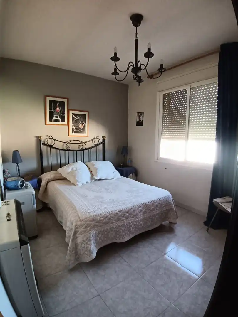Dormitori de Casa o xalet en venda en Navaluenga amb Jardí privat, Terrassa i Moblat