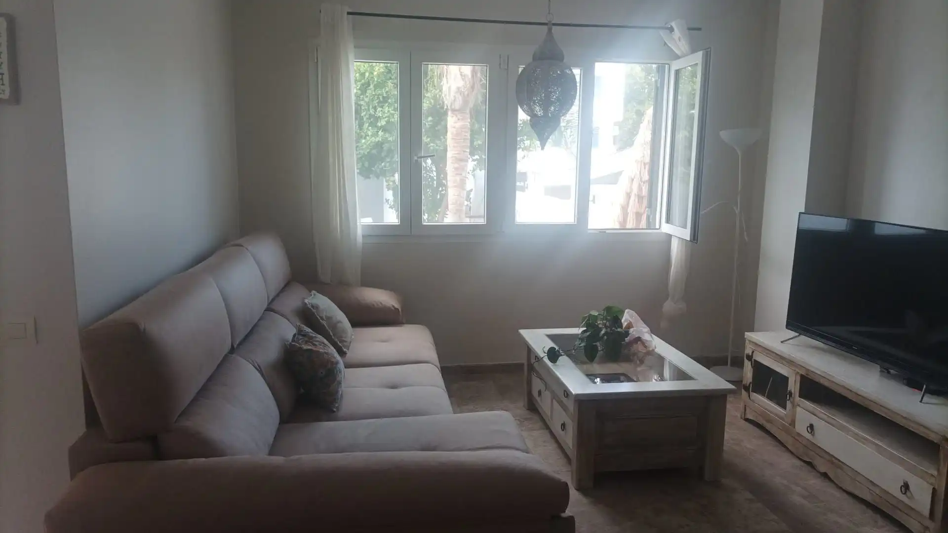 Sala d'estar de Casa adosada en venda en La Línea de la Concepción amb Aire condicionat, Jardí privat i Terrassa
