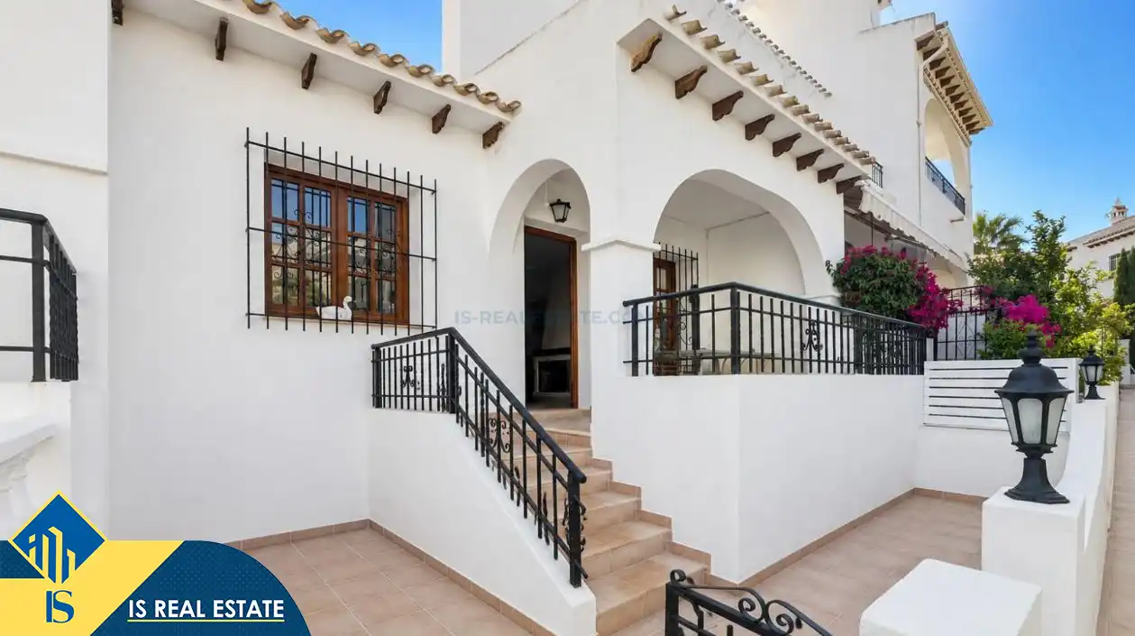Vista exterior de Casa o xalet en venda en Torrevieja amb Calefacció, Terrassa i Traster