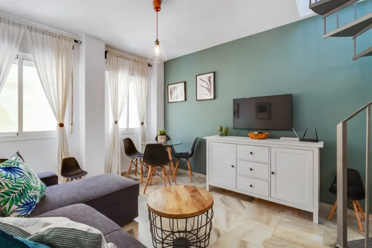 Sala d'estar de Dúplex de lloguer en Málaga amb Aire condicionat, Terrassa i Moblat