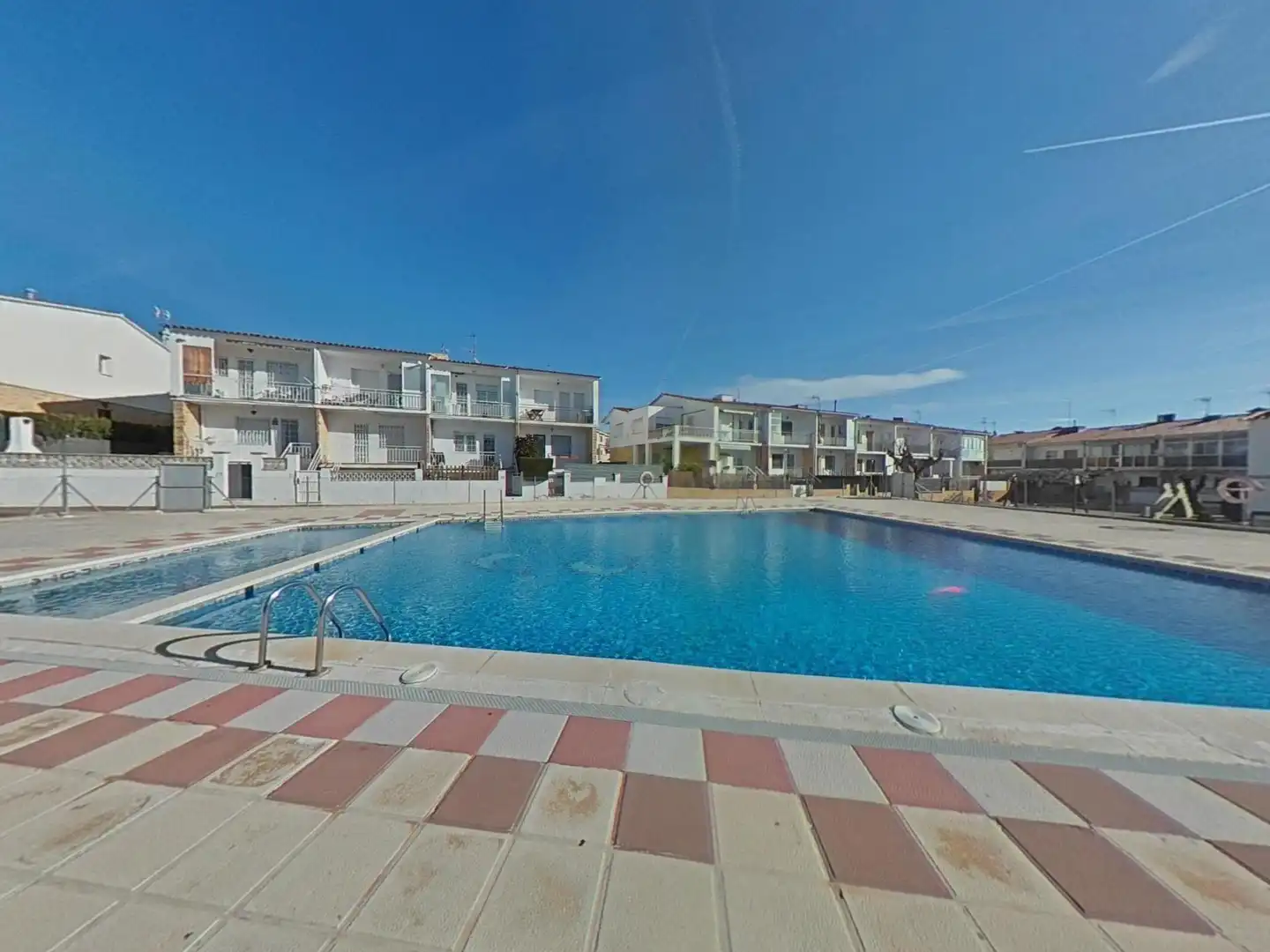 Schwimmbecken von Einfamilien-Reihenhaus zum Verkauf in El Vendrell mit Privatgarten und Parkett