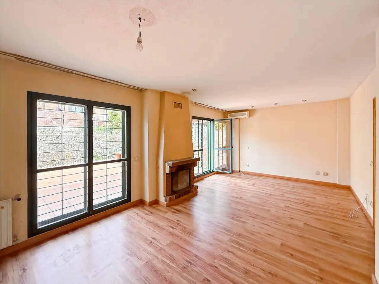 Sala d'estar de Casa adosada en venda en Alcorcón amb Aire condicionat, Calefacció i Jardí privat