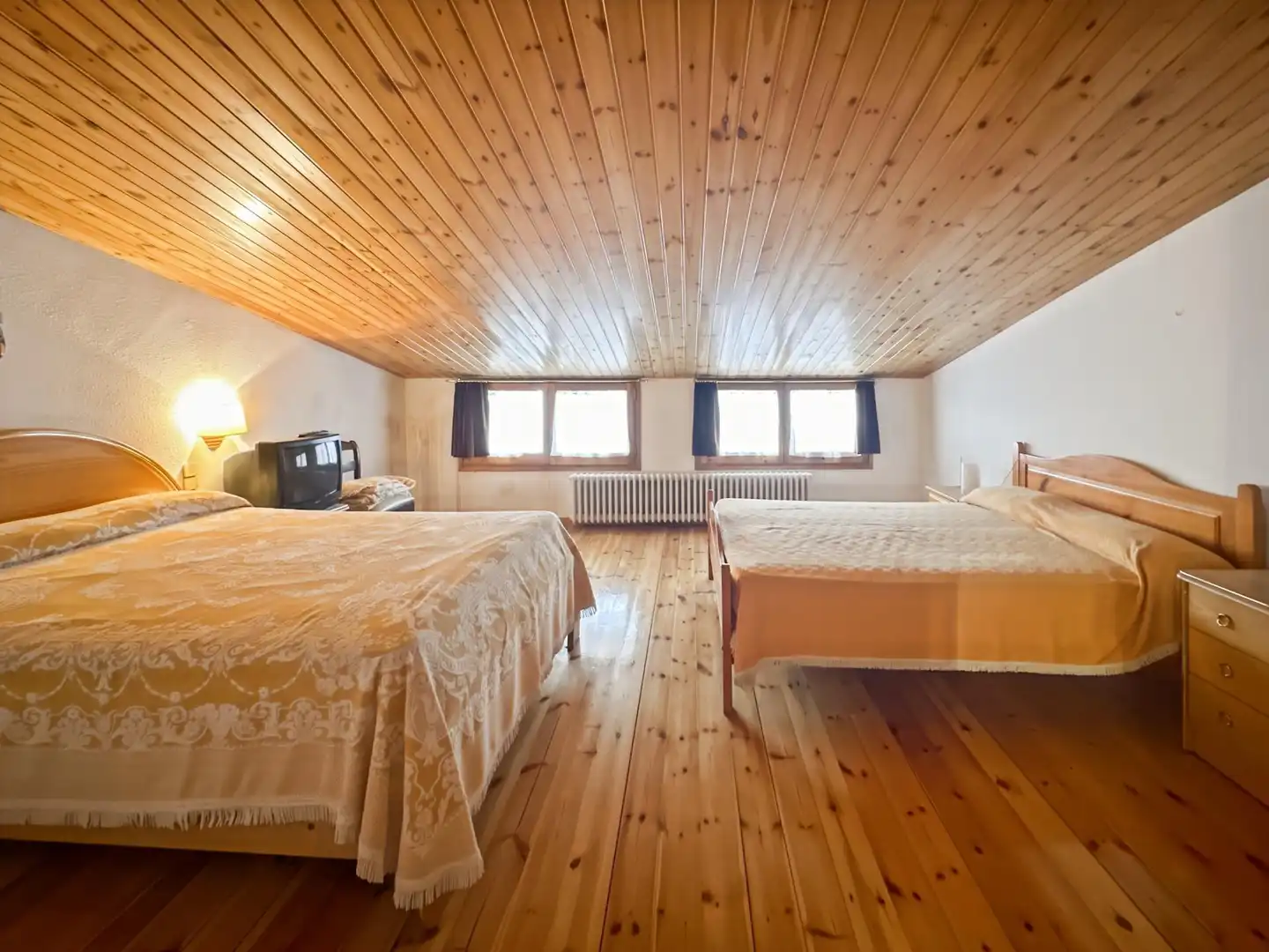 Schlafzimmer von Einfamilien-Reihenhaus zum Verkauf in Berga mit Heizung und Balkon