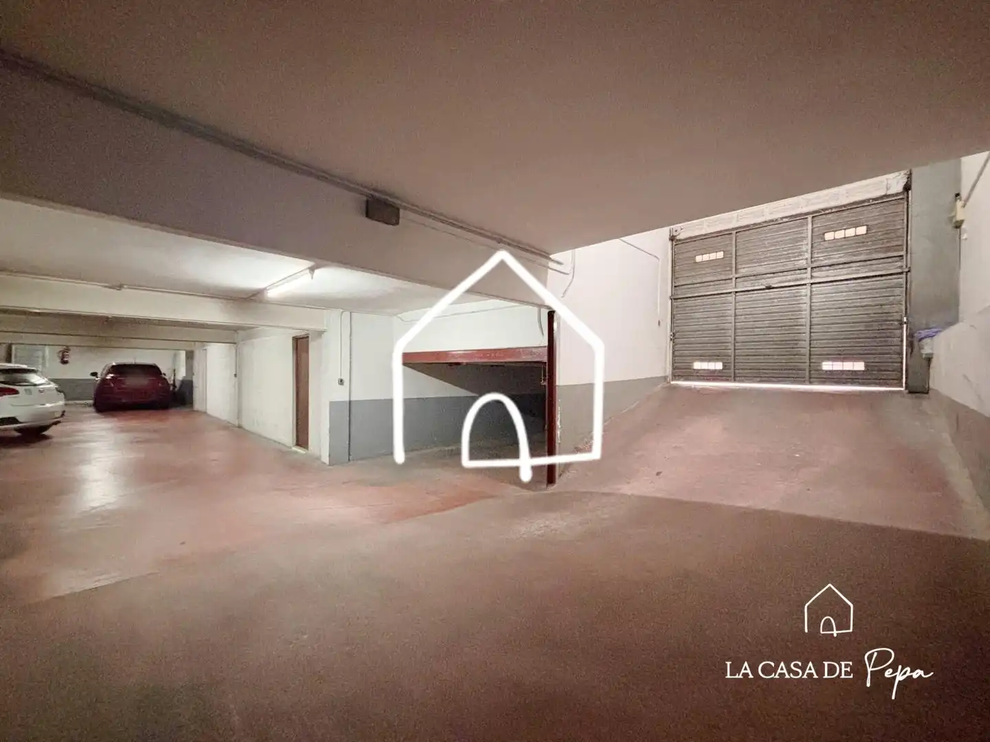 Parking de Casa adosada en venta en Viladecans con Aire acondicionado, Calefacción y Jardín privado