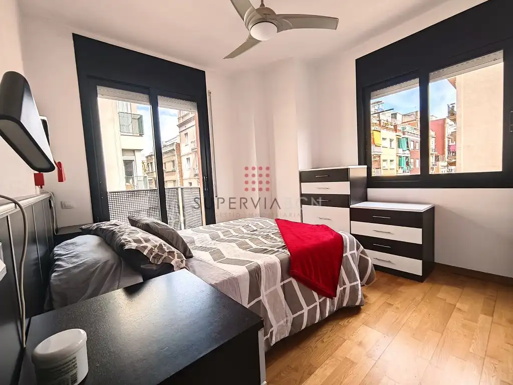 Schlafzimmer von Dachboden zum Verkauf in Barcelona mit Balkon