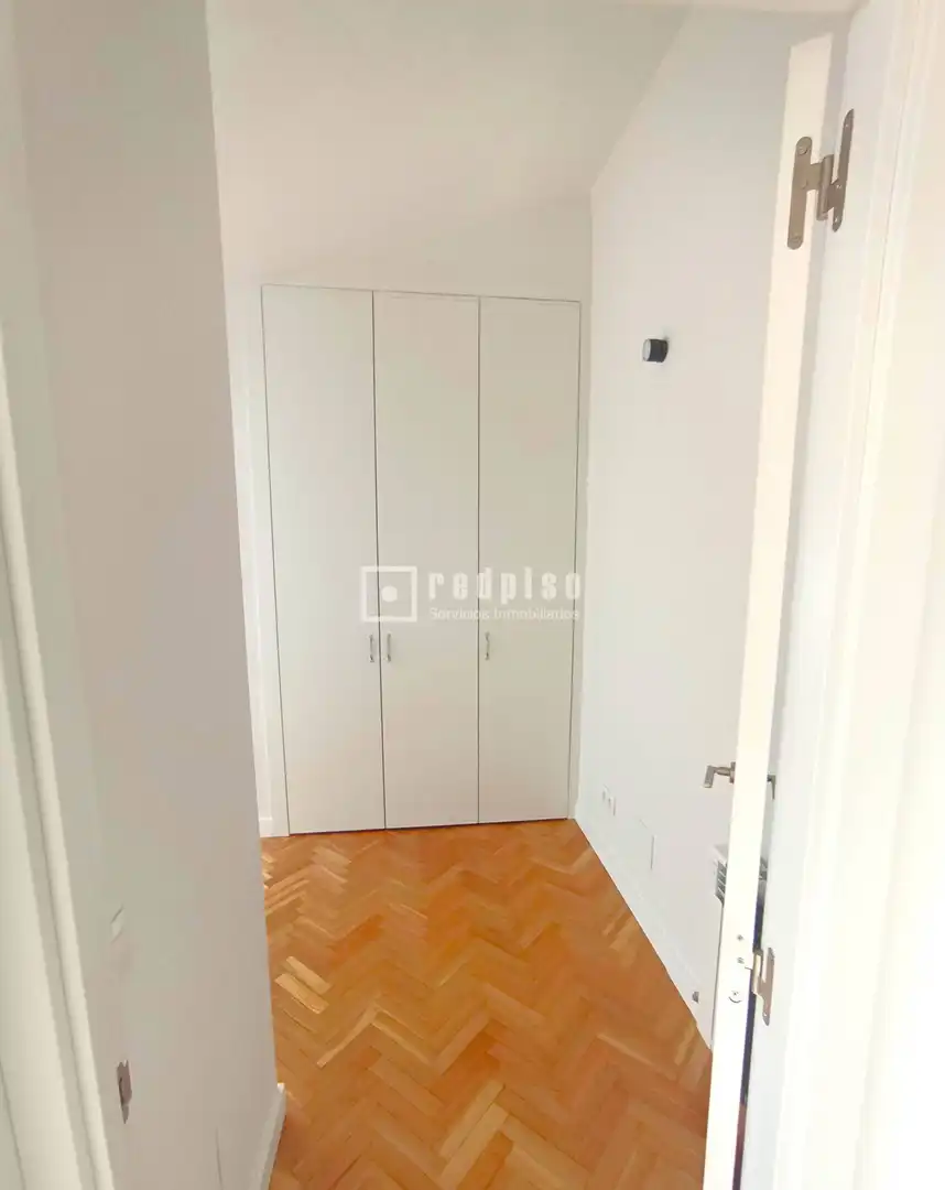 Schlafzimmer von Dachboden zum Verkauf in Madrid mit Klimaanlage, Heizung und Parkett