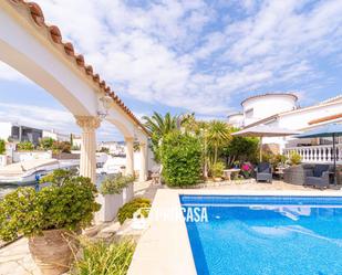 Vista exterior de Casa o xalet en venda en Empuriabrava amb Aire condicionat, Calefacció i Piscina