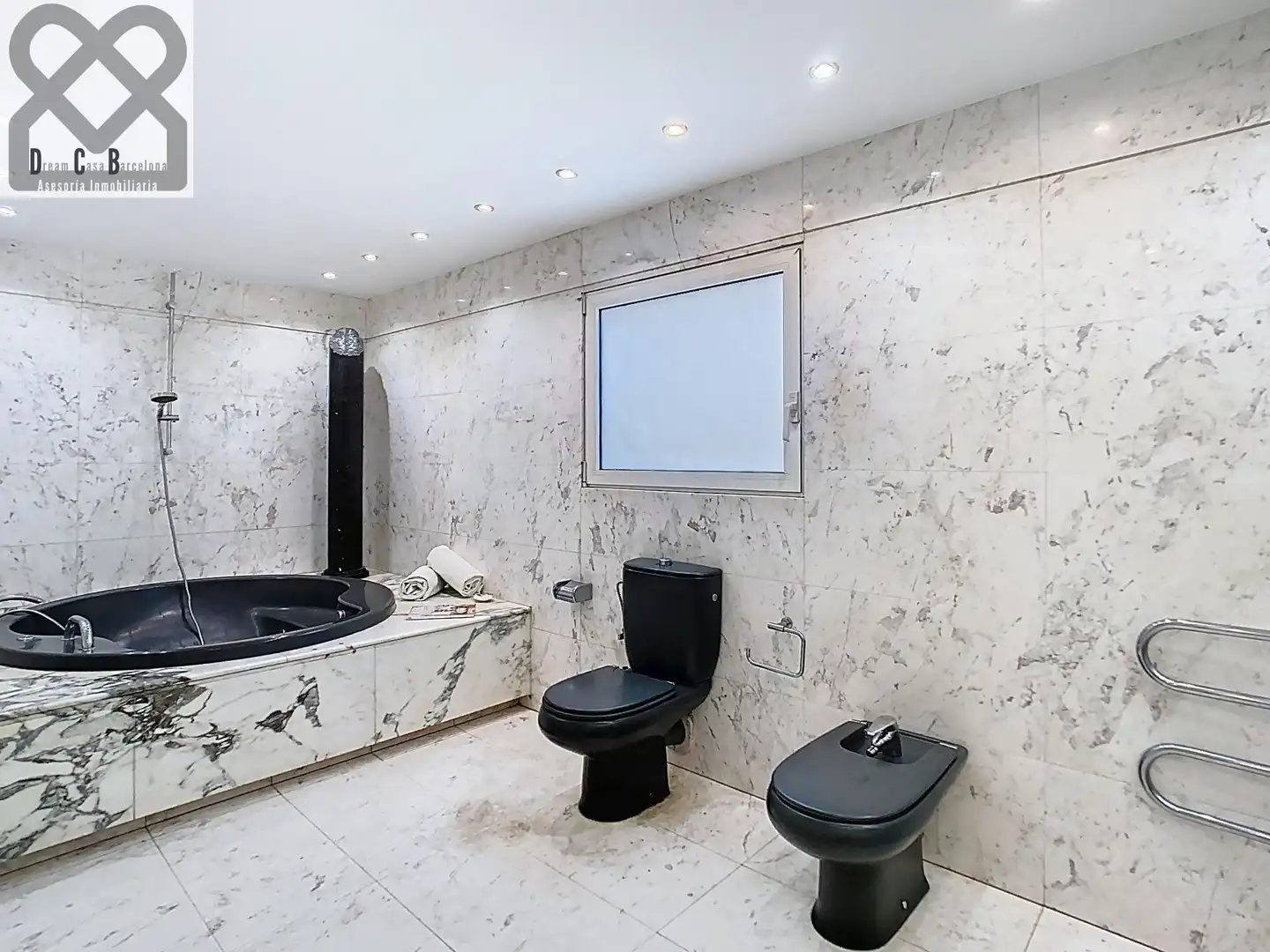 Badezimmer von Dachboden zum Verkauf in Barcelona mit Heizung und Terrasse