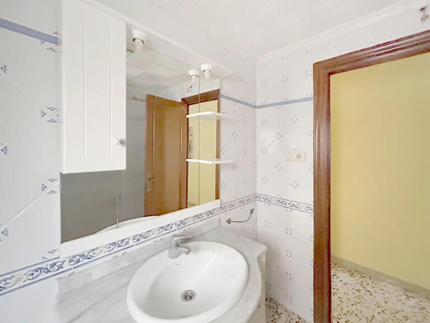 Baño de Piso de alquiler en Novelda con Aire acondicionado, Terraza y Alarma