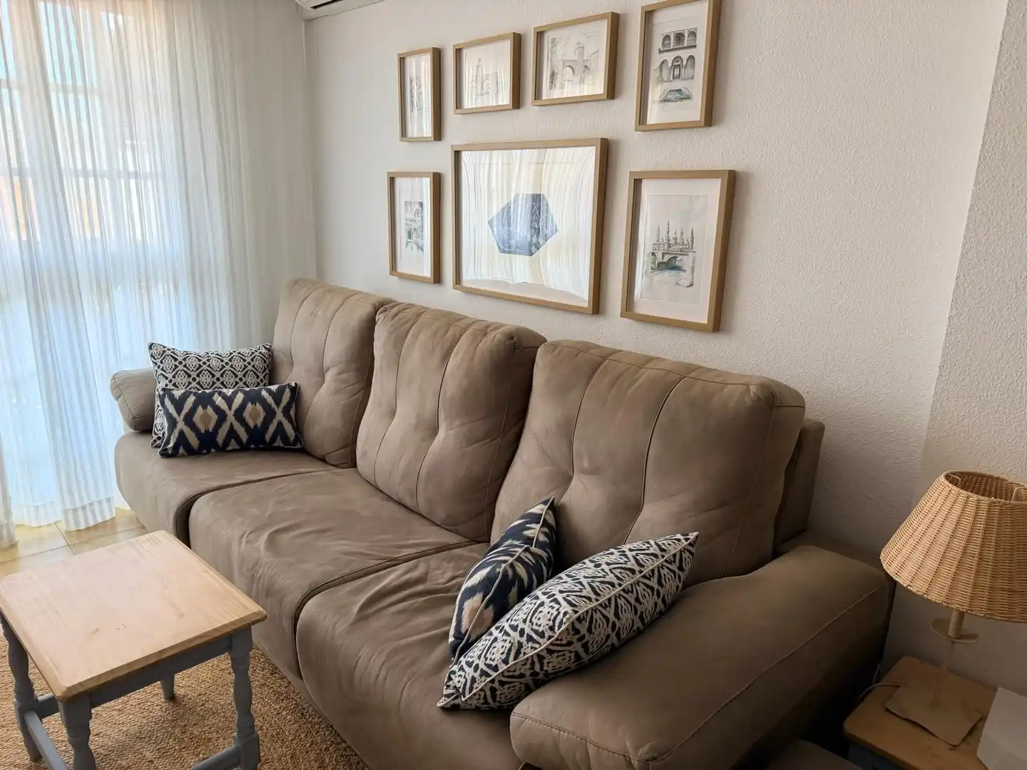 Sala d'estar de Pis de lloguer en Benalmádena amb Aire condicionat i Moblat