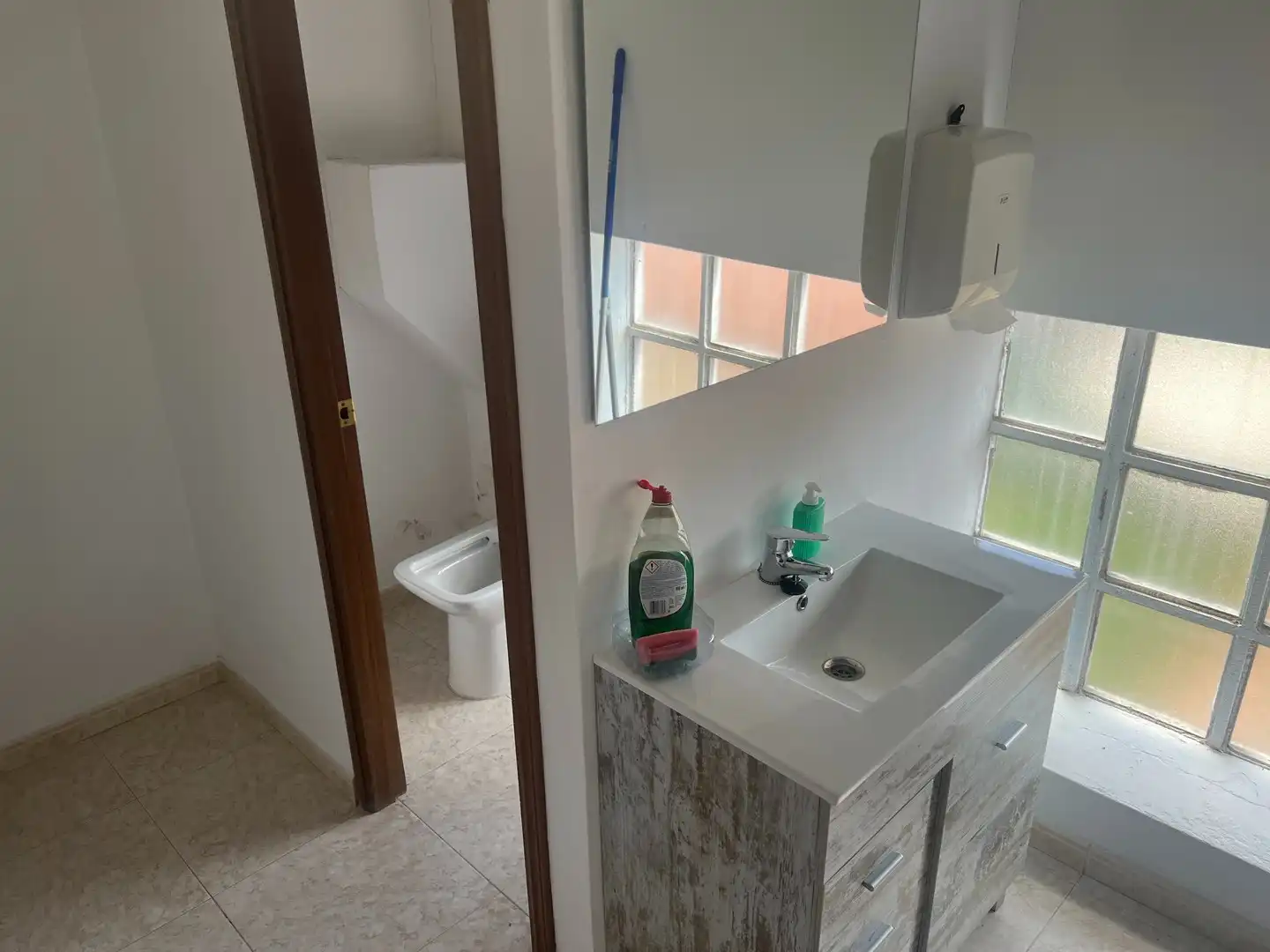 Badezimmer von Fabrikhallen zur Miete in Ordes