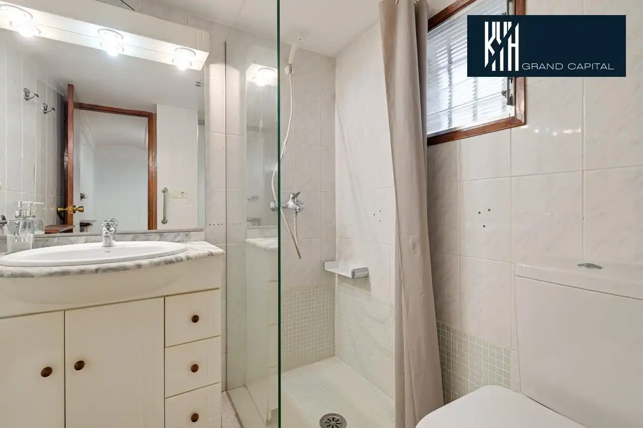 Badezimmer von Erdgeschoss zum Verkauf in Salt mit Heizung und Abstellraum