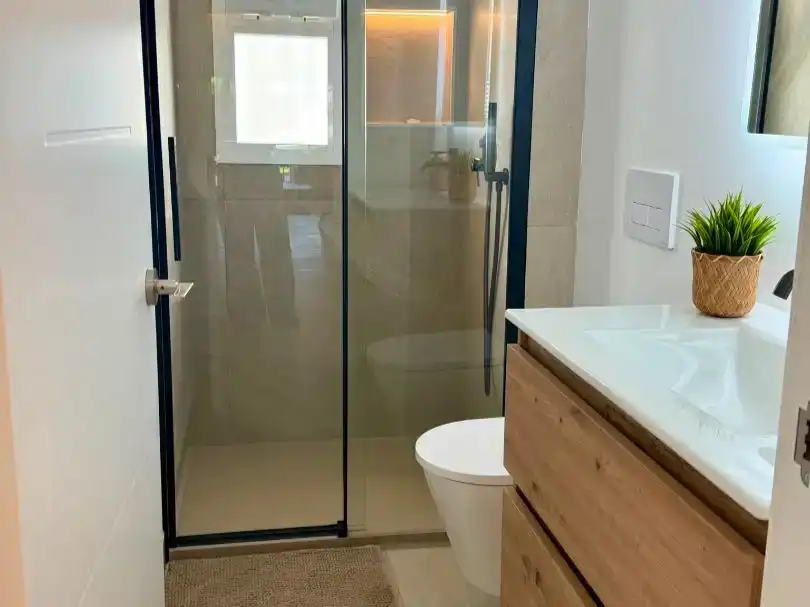 Baño de Piso de alquiler en Marbella con Aire acondicionado, Jardín privado y Piscina