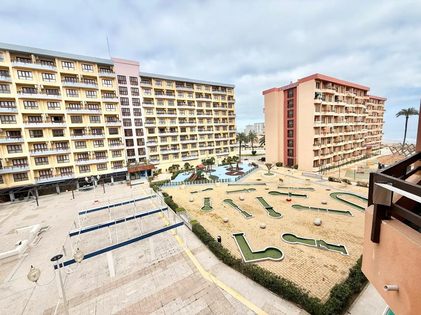 Vista exterior de Apartament de lloguer en La Manga del Mar Menor amb Aire condicionat, Calefacció i Piscina