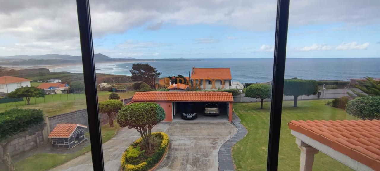 Vista exterior de Casa o xalet en venda en Valdoviño amb Calefacció, Jardí privat i Piscina