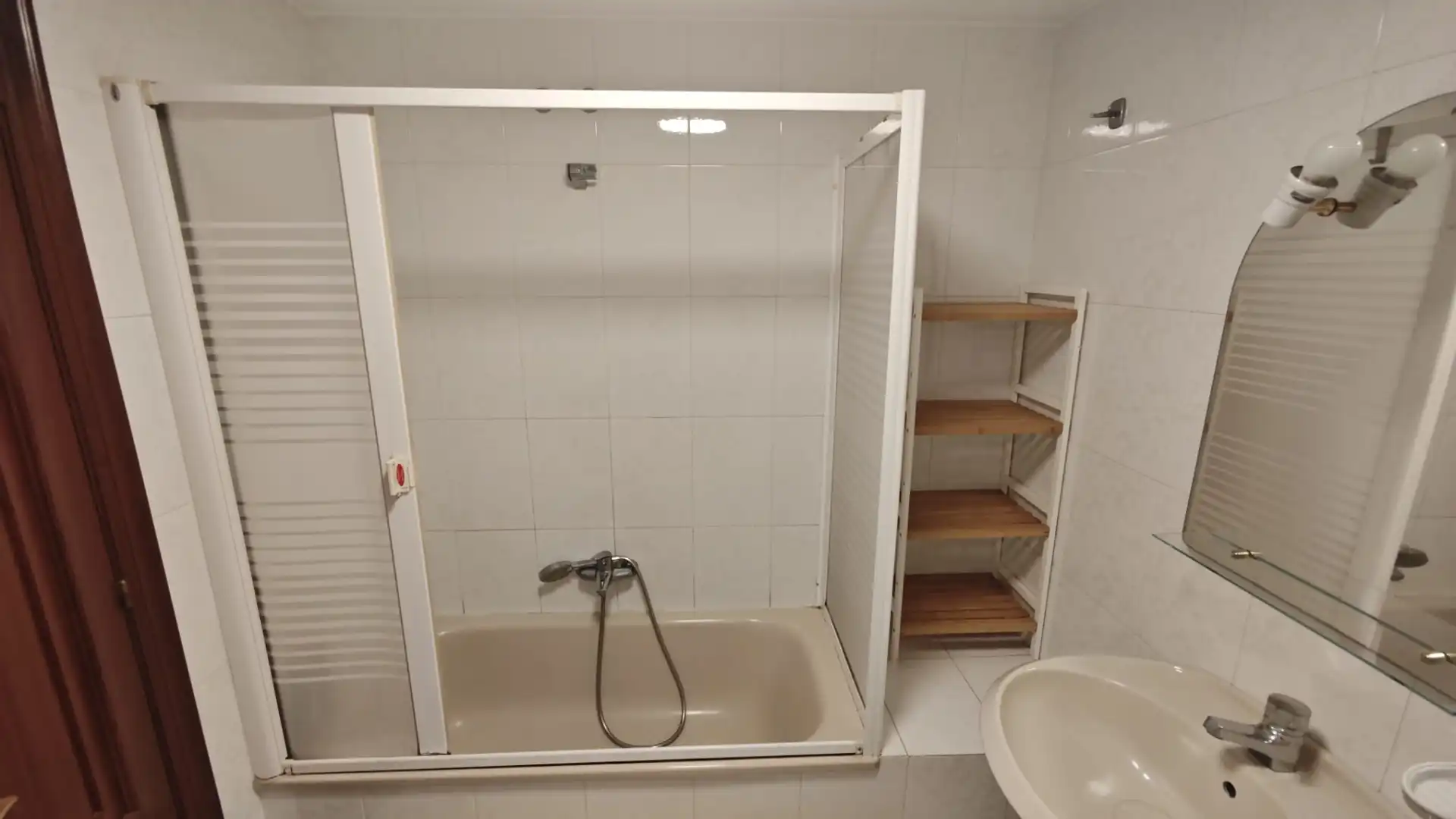 Baño de Piso de alquiler en Culleredo con Jardín privado, Parquet y Amueblado