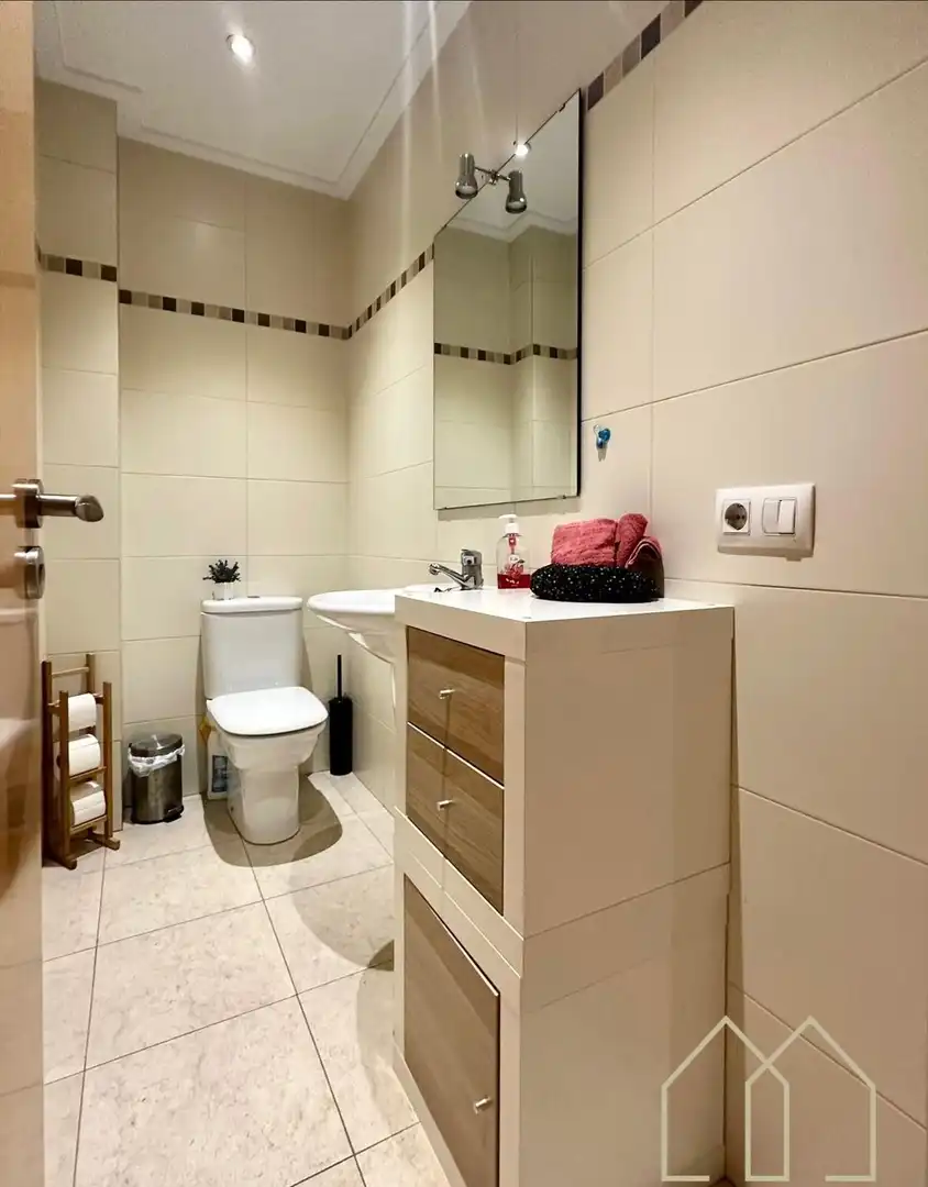 Badezimmer von Einfamilien-Reihenhaus zum Verkauf in Caldes de Malavella mit Klimaanlage, Heizung und Privatgarten