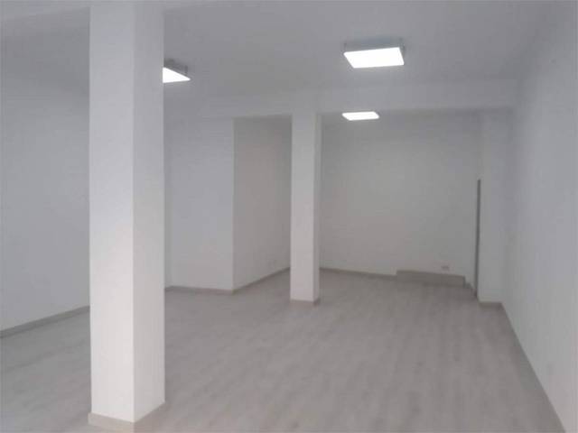 Local comercial en Venta en Calle SENYERA LA en Mont-Olivet