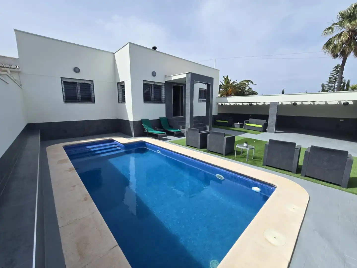 Piscina de Casa o xalet en venda en Torrevieja amb Aire condicionat, Calefacció i Jardí privat