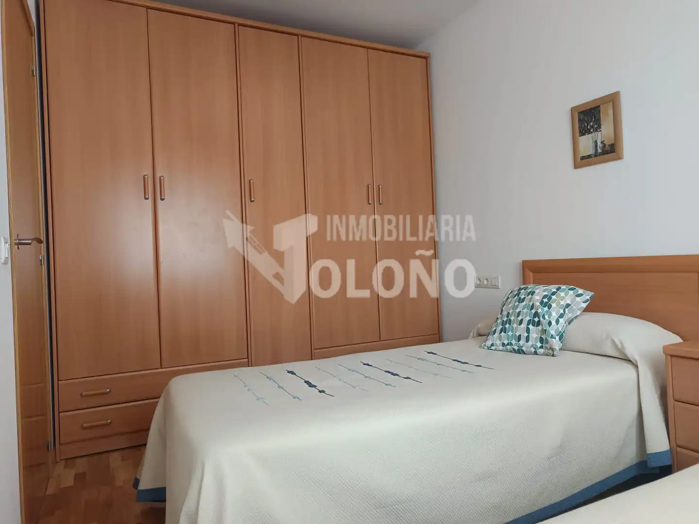 Dormitori de Apartament en venda en Castañares de Rioja amb Calefacció, Moblat i Forn