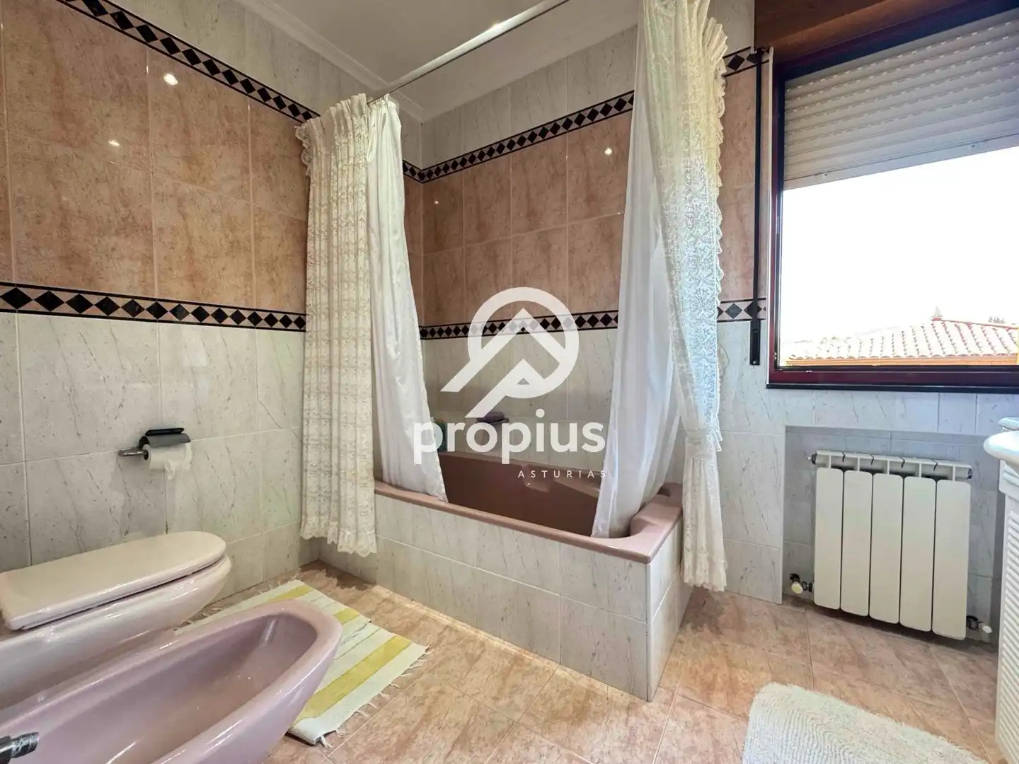 Baño de Casa o chalet en venta en Avilés con Calefacción, Jardín privado y Parquet