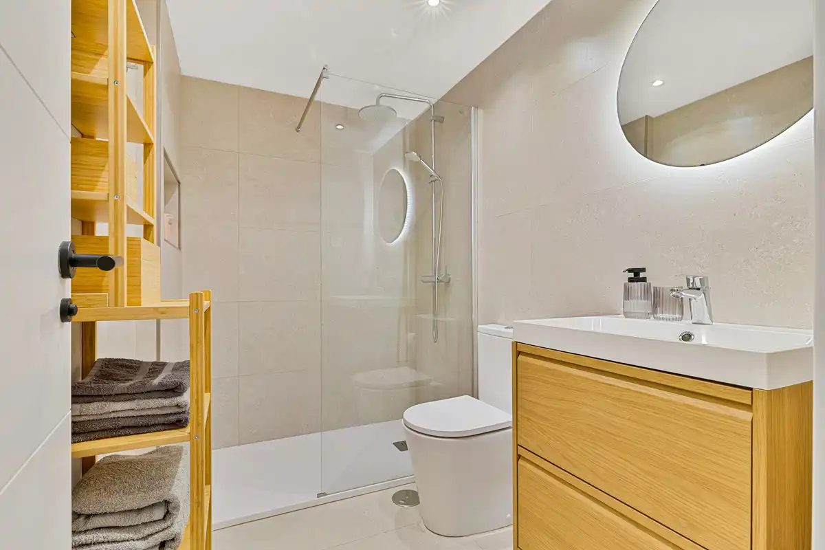 Baño de Apartamento en venta en Fuengirola con Aire acondicionado, Amueblado y Piscina comunitaria
