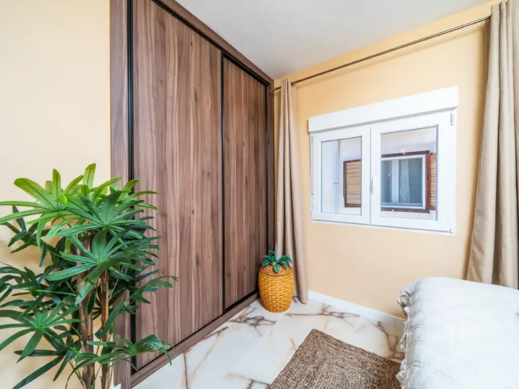 Dormitori de Apartament en venda en Torrevieja amb Aire condicionat i Piscina