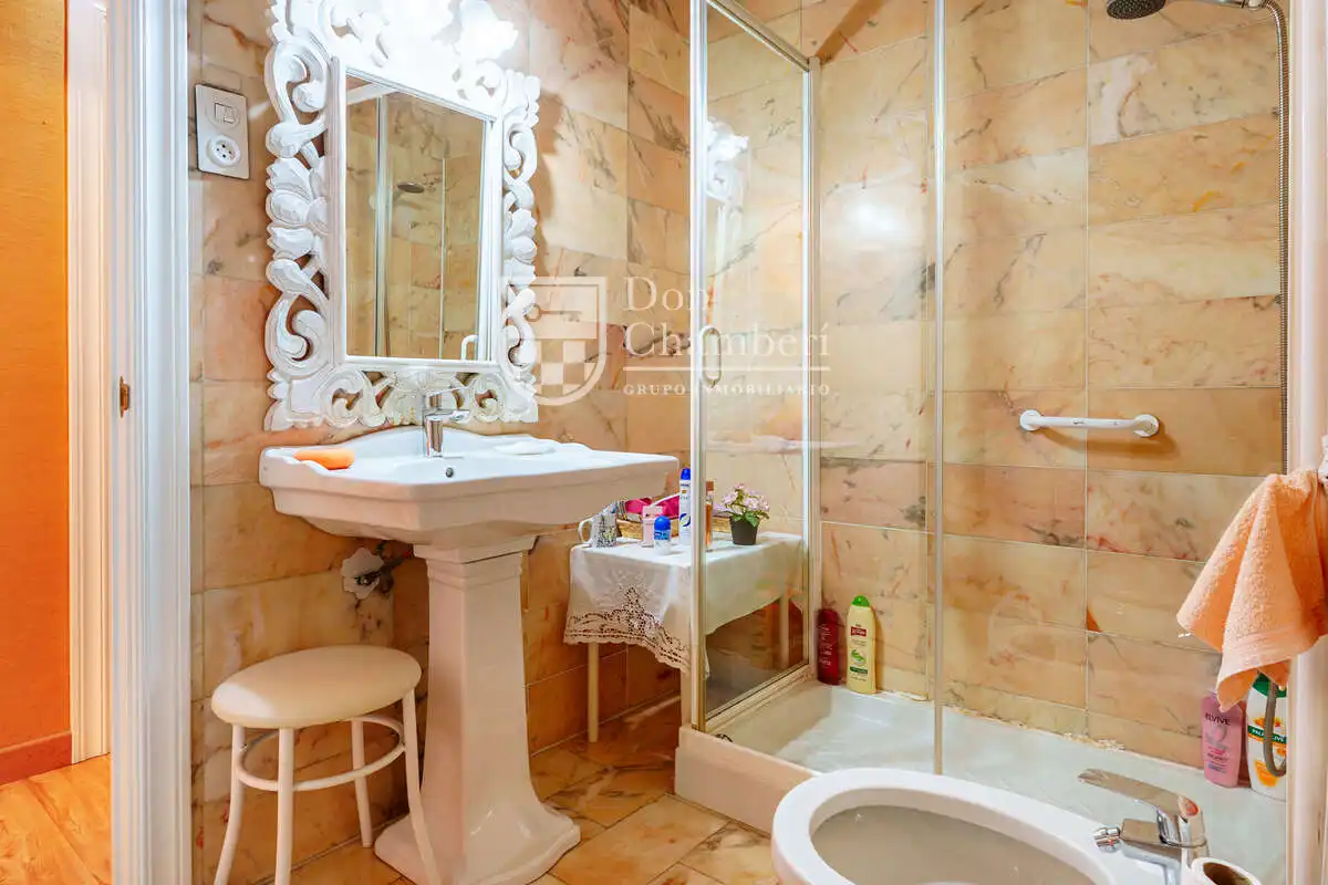 Badezimmer von Wohnung zum Verkauf in Madrid mit Klimaanlage, Heizung und Möbliert