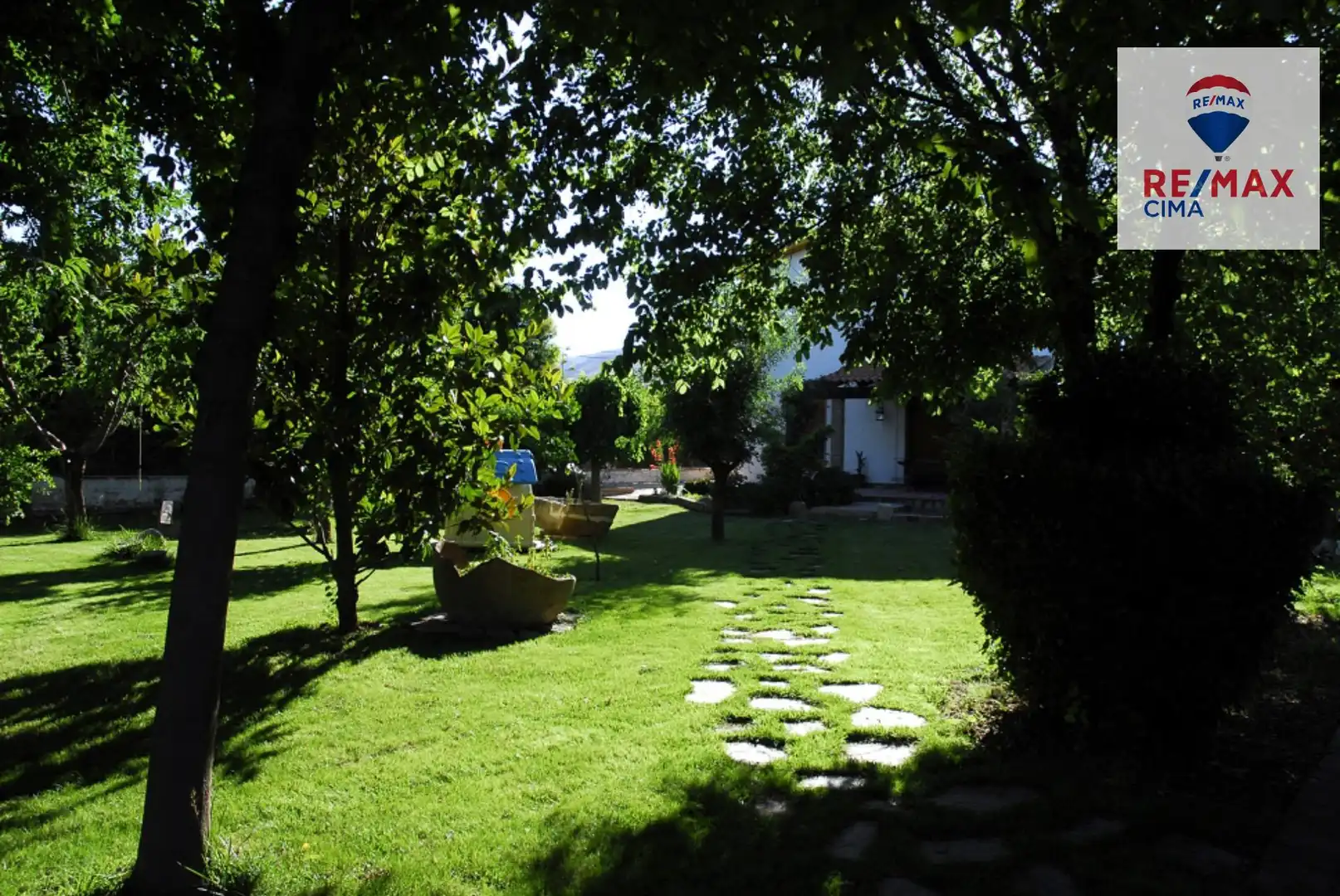 Jardí de Casa o xalet en venda en Baza amb Aire condicionat, Calefacció i Jardí privat