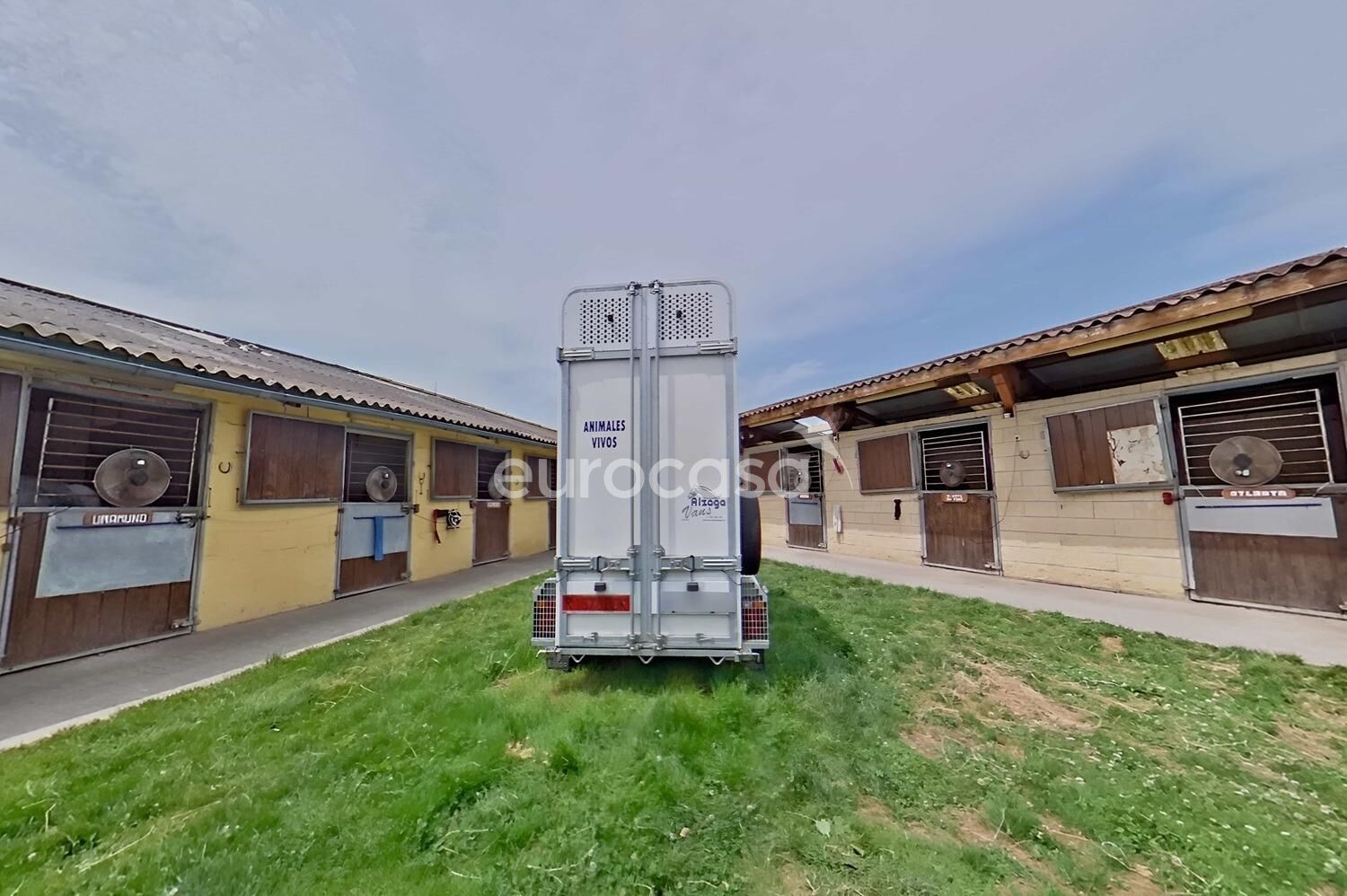 Aparcament de Casa o xalet en venda en Laredo amb Jardí privat, Terrassa i Balcó