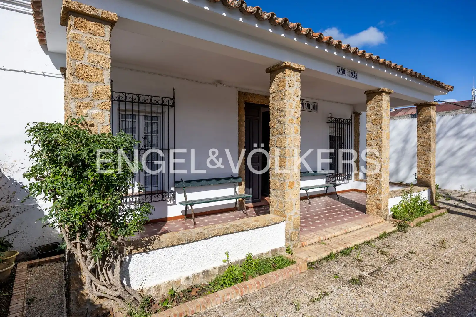 Vista exterior de Casa o xalet en venda en Chipiona amb Aire condicionat, Calefacció i Jardí privat