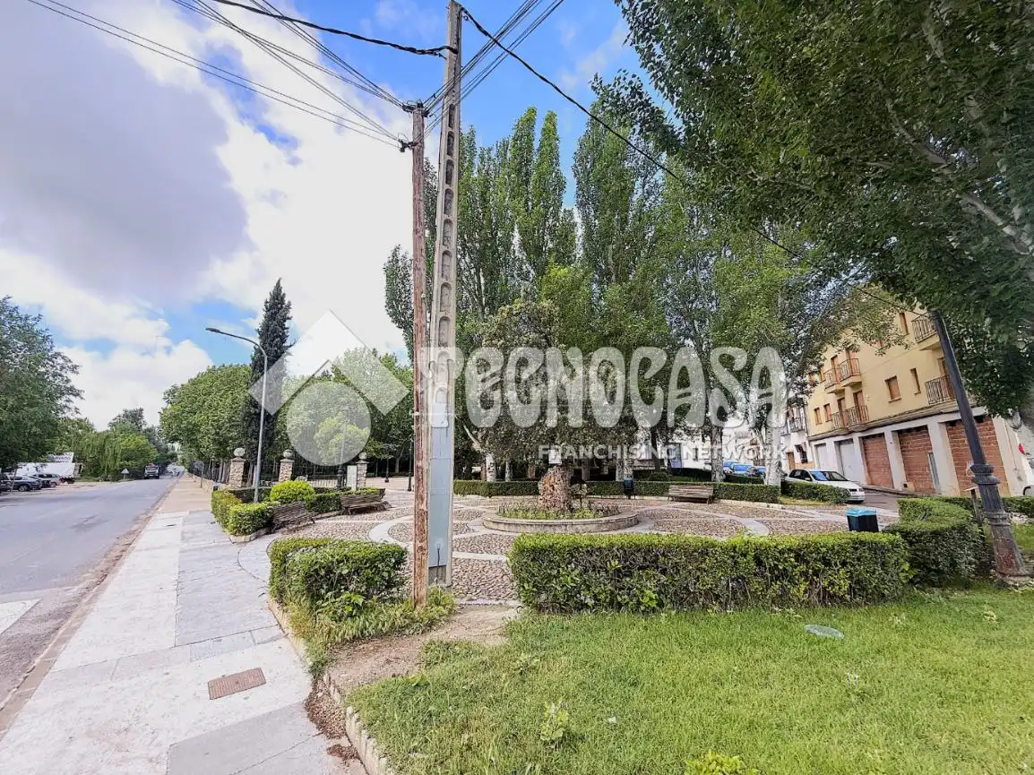 Vista exterior de Casa adosada en venta en Huete con Calefacción, Amueblado y Piscina comunitaria
