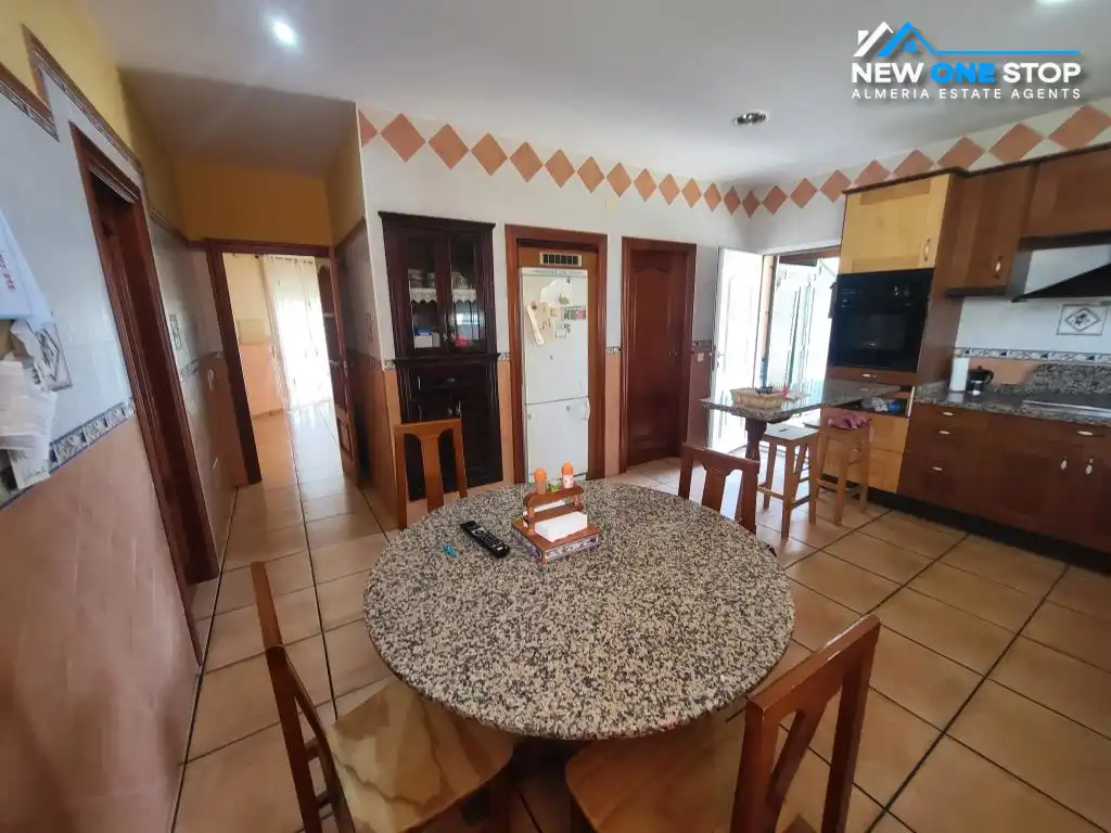 Cuina de Casa adosada en venda en Cuevas del Almanzora amb Aire condicionat, Calefacció i Jardí privat