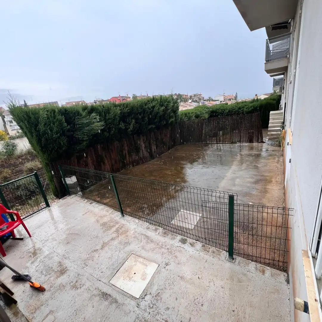 Schwimmbecken von Einfamilien-Reihenhaus zum Verkauf in Chiva mit Heizung, Abstellraum und Balkon
