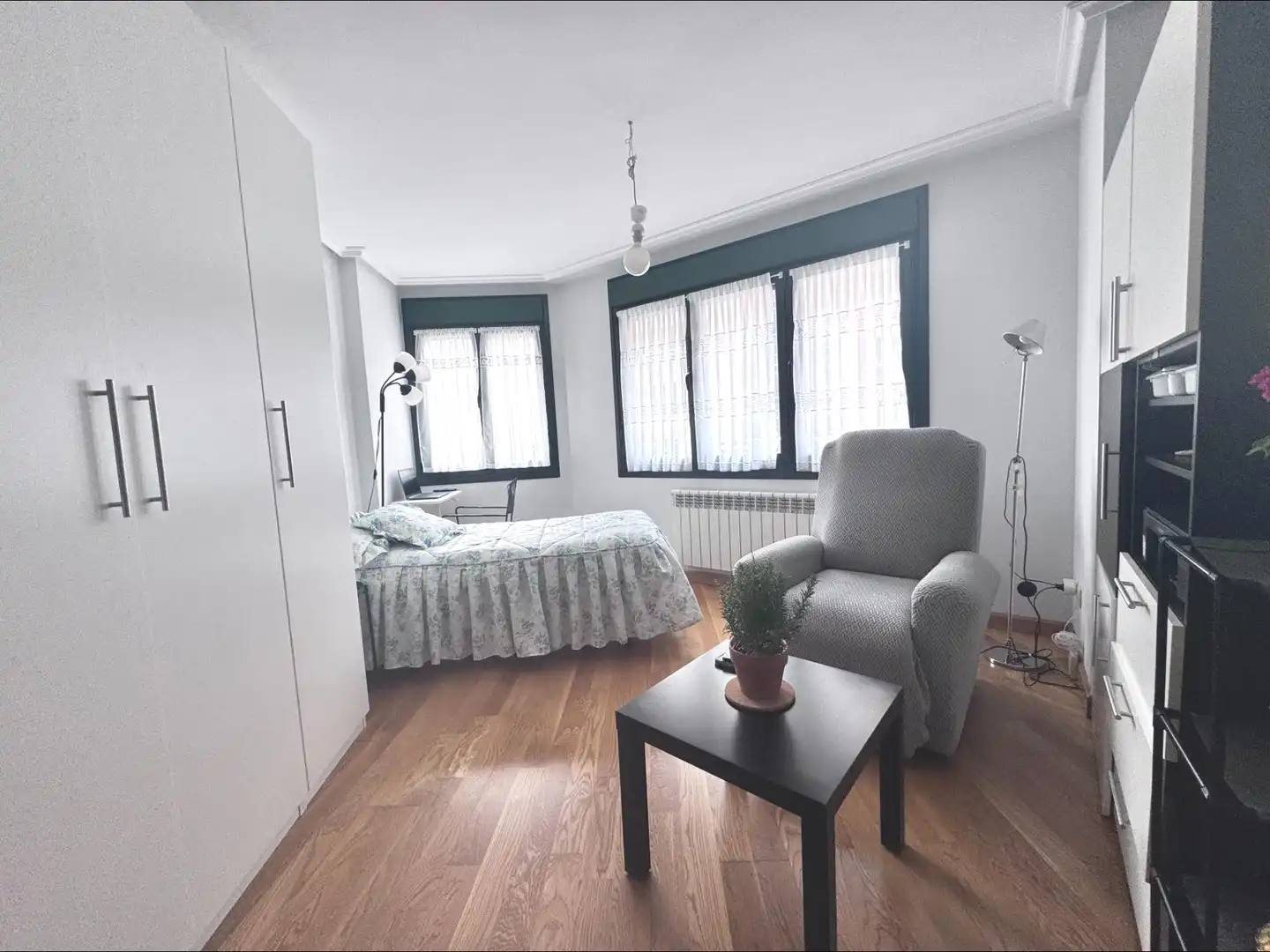 Habitación de Estudio de alquiler en Oviedo  con Calefacción y Amueblado