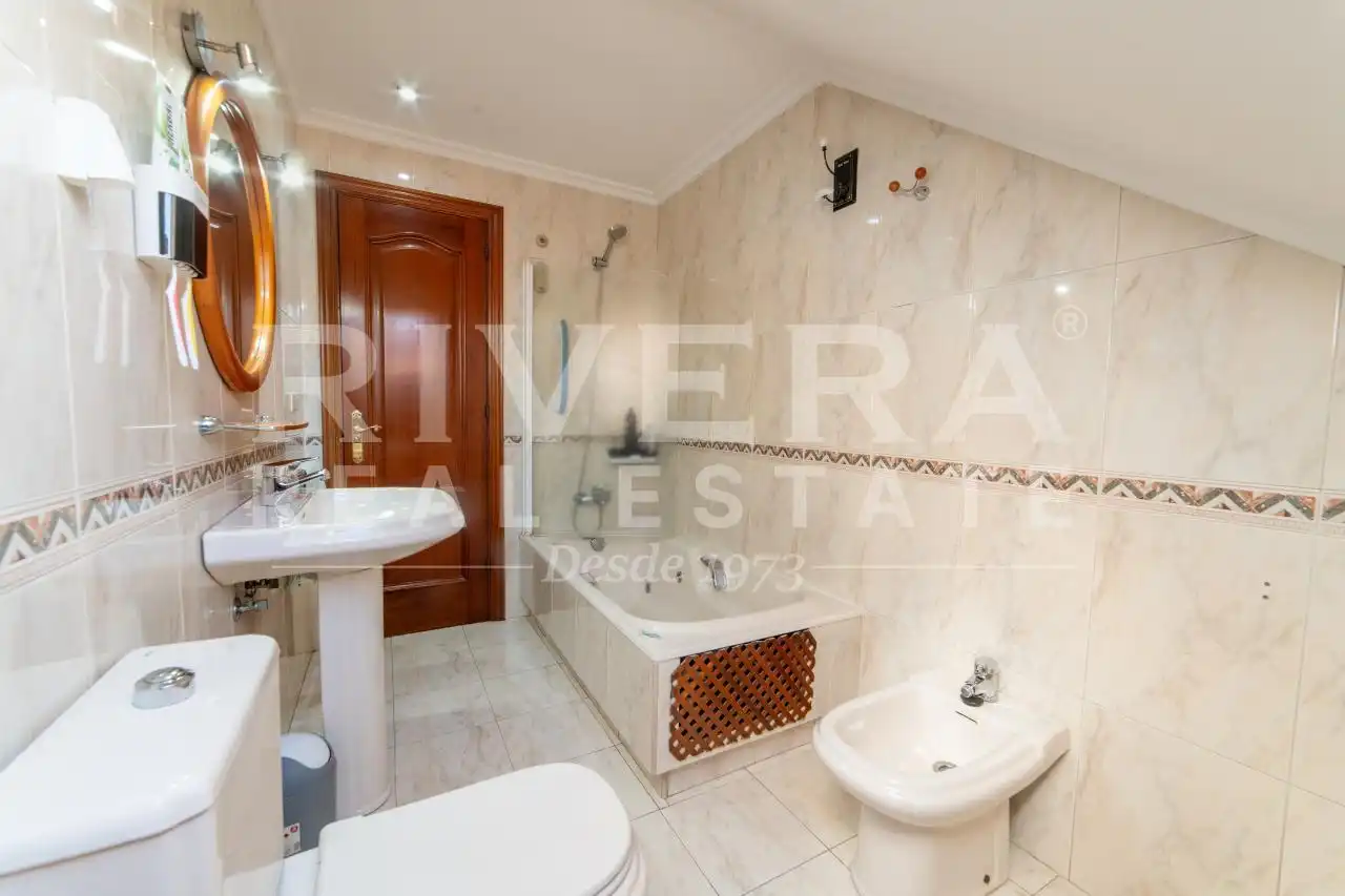 Bathroom of Attic for sale in Vigo   with Heating, Terrace and Storage room