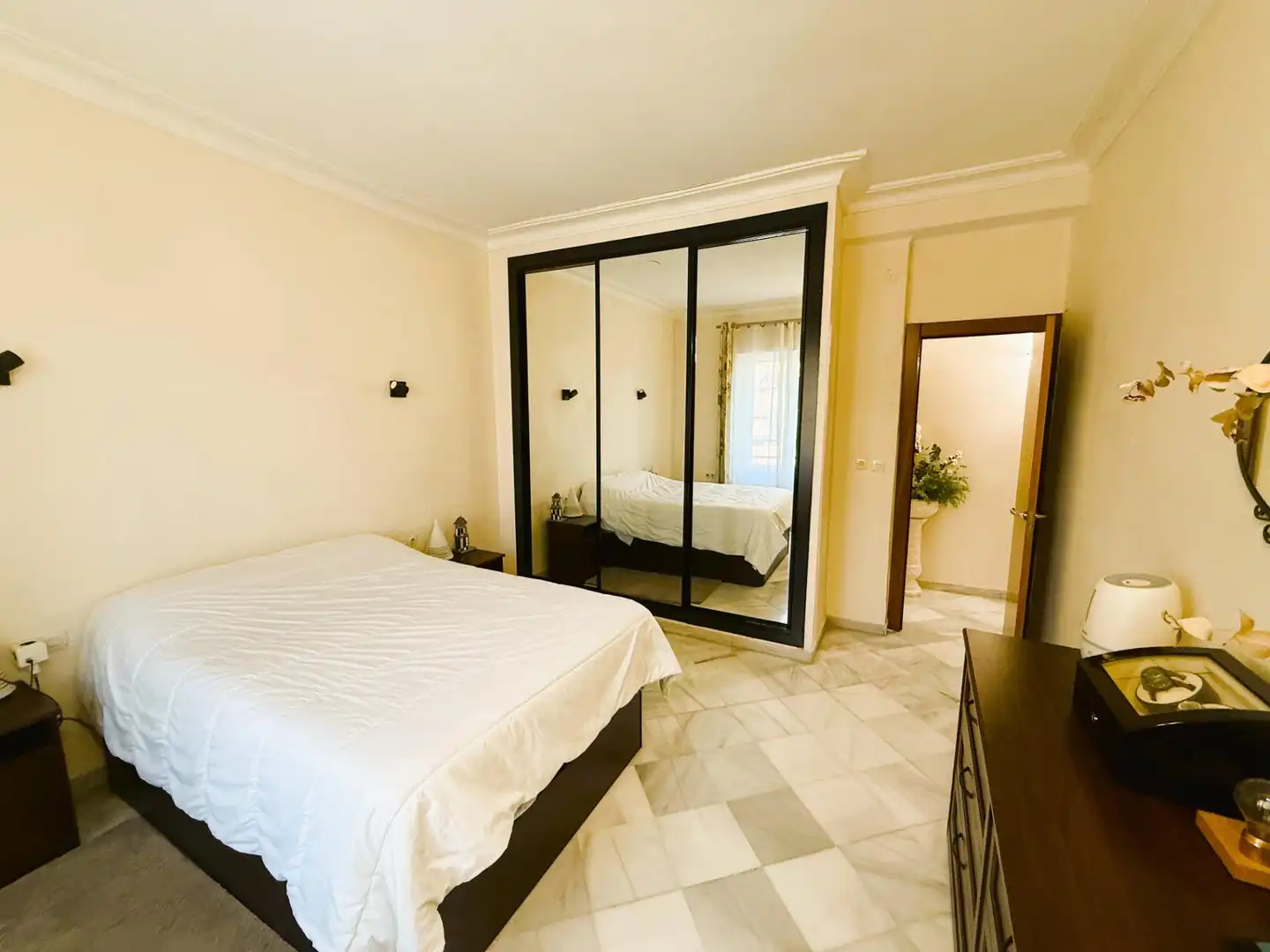 Habitación de Piso en venta en Sevilla con Aire acondicionado, Terraza y Trastero
