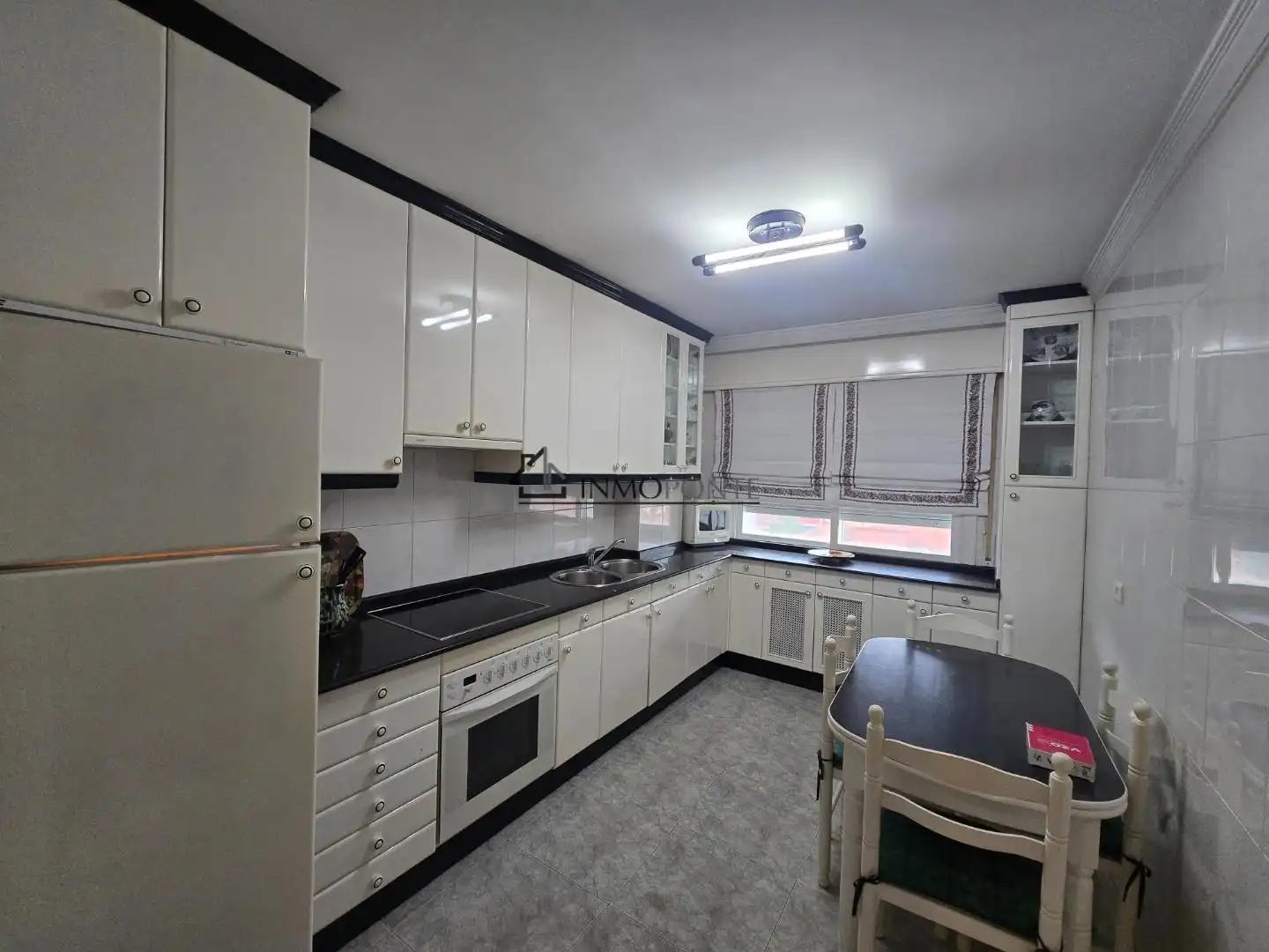 Kitchen of Flat for rent in Pontevedra Capital   with Heating, Oven and Washing machine