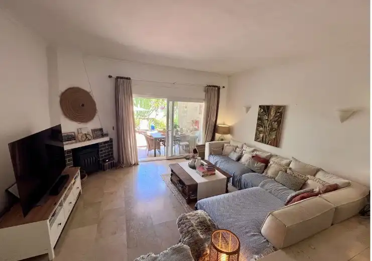 Sala d'estar de Casa adosada en venda en Estepona amb Aire condicionat, Calefacció i Jardí privat