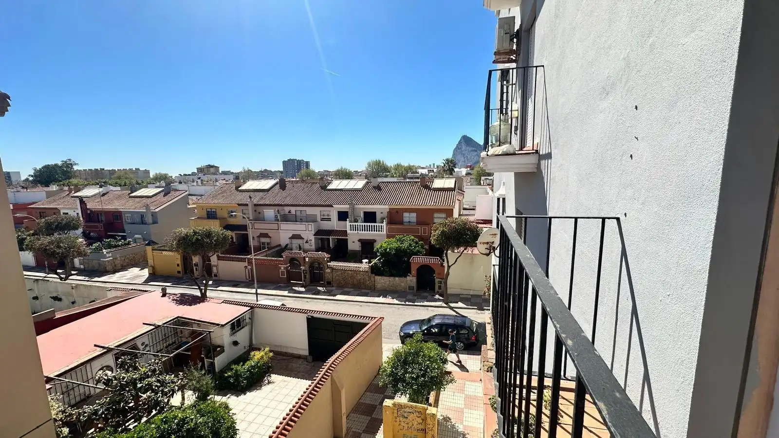Vista exterior de Pis en venda en La Línea de la Concepción amb Terrassa i Balcó
