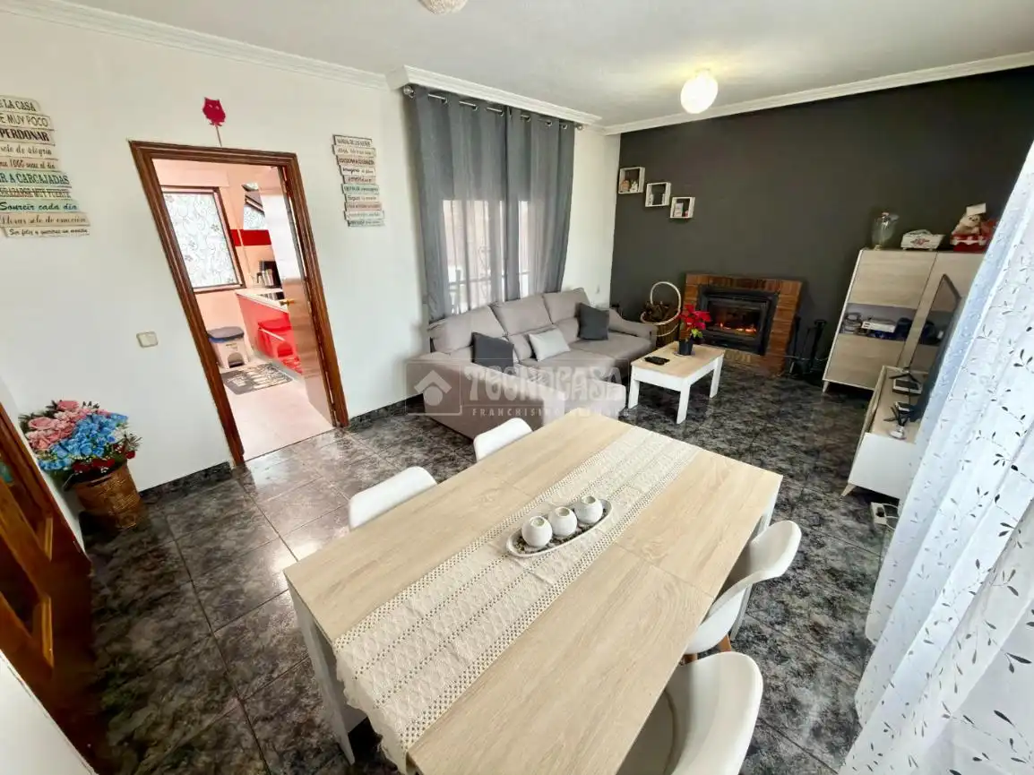 Sala d'estar de Casa adosada en venda en Valdeaveruelo amb Aire condicionat i Calefacció